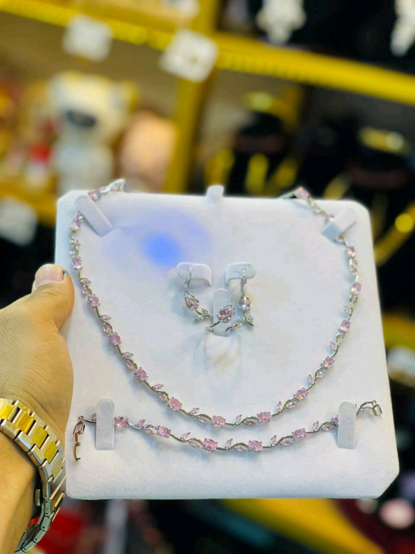 سلسلة عنق جديدة