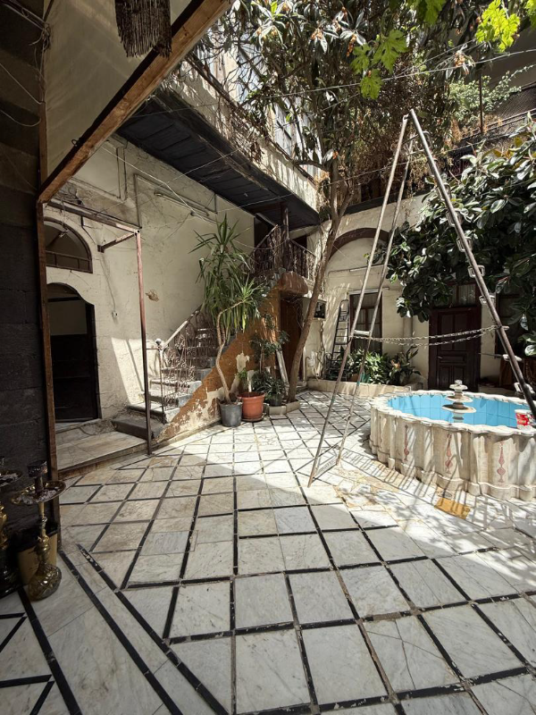منزل عربي للبيع في القنوات 480 م² مع 8 غرف و3 حمامات