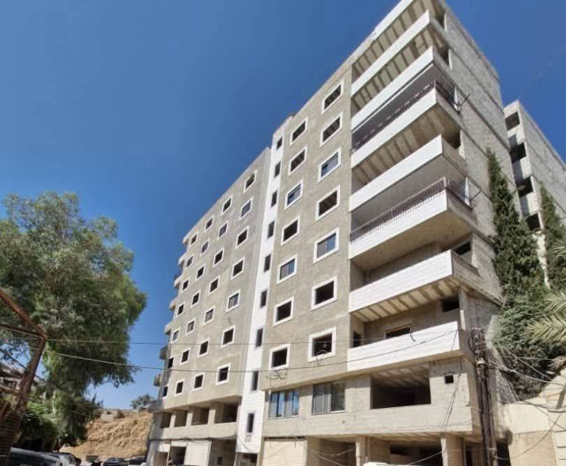 أول الهامة, طابق أول عالعضم, قبلي, درج رخام, مصعد, مقابل المدرسة