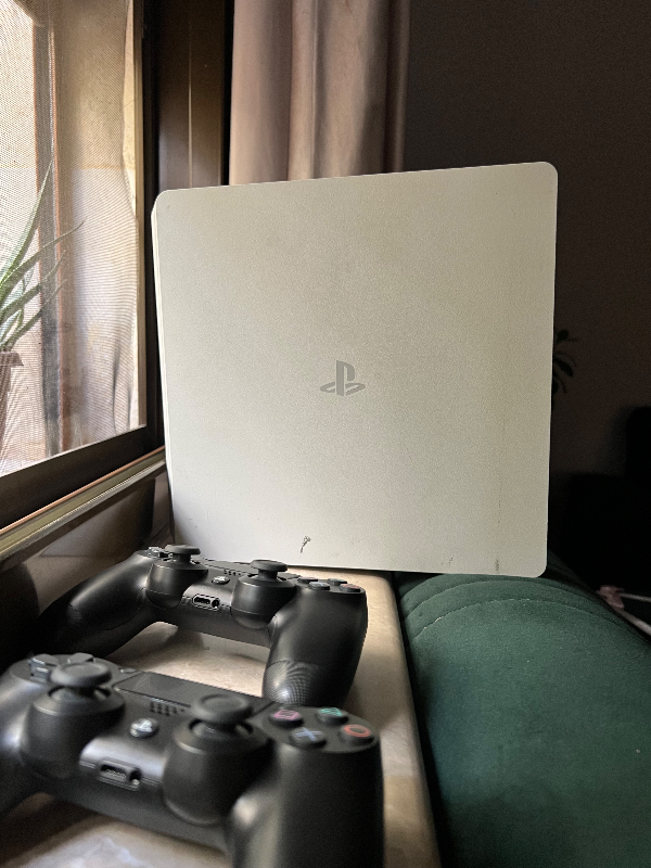 للبيع جهاز PS4 Slim White Edition بحالة ممتازة ومعبى ألعاب مميزة 🎮✨