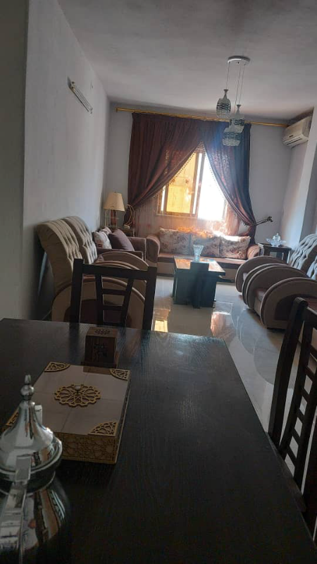 للبيع شقه بمعضميه الشام طابق ٤ مع السطح ٣ غرف و صالون كبير