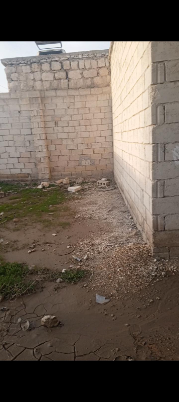الأرض في عين العصافير معمل وخمس محلات وجب ماء وساعات كهرباء نظامية