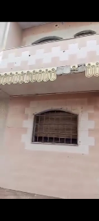 للبيع كتلةبجورةالعرايس قرب جامع الانوارمؤلفةمن3طوابق والسطح ومايعلوه