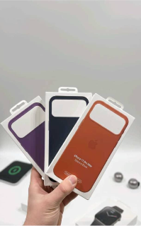 غطاء حماية سيليكون من آبل مخصص لهاتف iPhone 17 Pro Max .