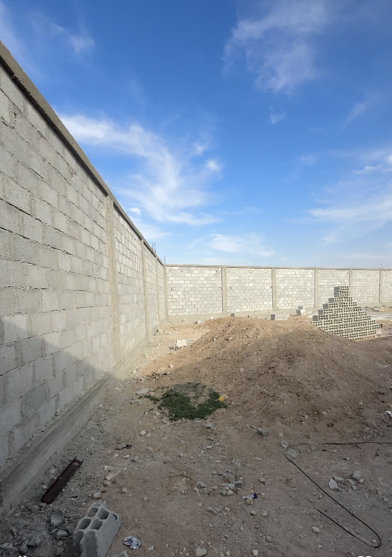للبيع مزرعة بغزلانية جانب الملعب خلف المشفى الجديد 700 م