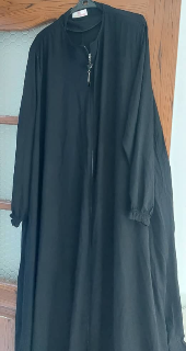 عباءة سوداء جديدة مقاس XL بسعر 110$