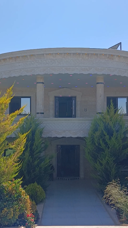 للبيع ڤيلا طريق لمطار حتيتا ضمن مجمع ڤلل سكني مخدم طابو اخضر
