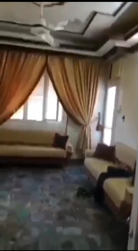للبيع شقه في دمشق شارع بغداد الطريق النازل مقسوم شقتين موقع مميز