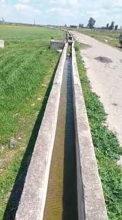 أرض زراعية على طرف النهر