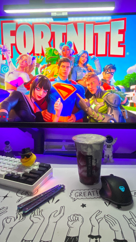 كيبورد قيمينق للبيع استعمال خفيف مع اضائة RGB حتى مع الاطراف والازرار