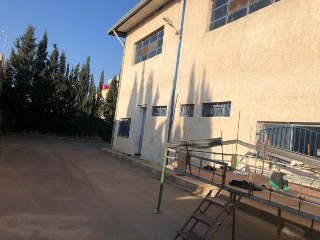 للبيع بناء صناعي في مجمع الرضوان على جسر صحنايا