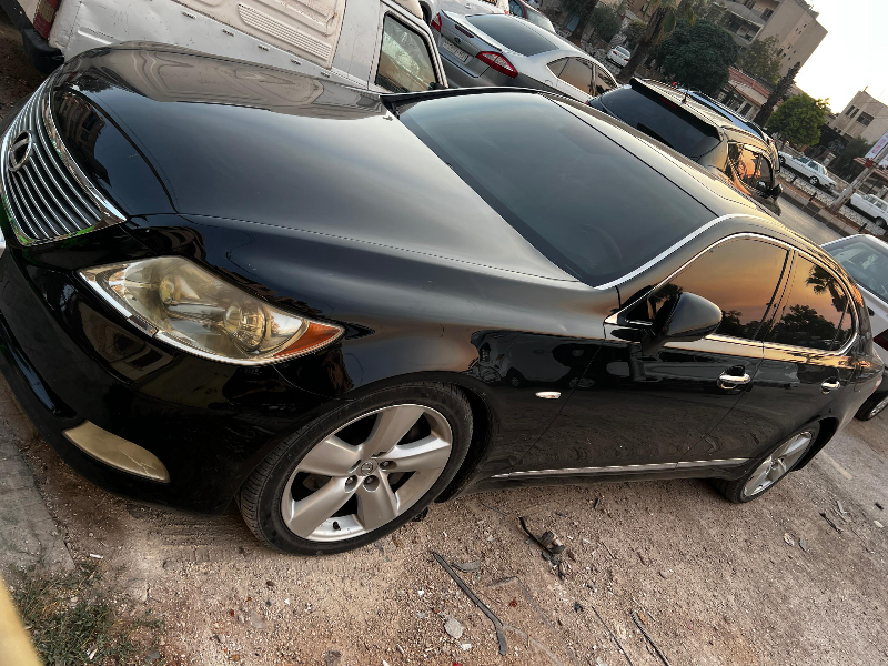 للبيع سيارا تويتا لكزس ls460l.
