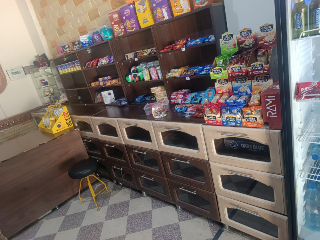 للبيع ديكور محمصة كاملة للبيع مع استاندات عدد ٣ وبراد كولا ولوح طاقة