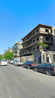برامكة بعد ملعب تشرين ب ١٠٠ متر على ايدك اليمين البناية