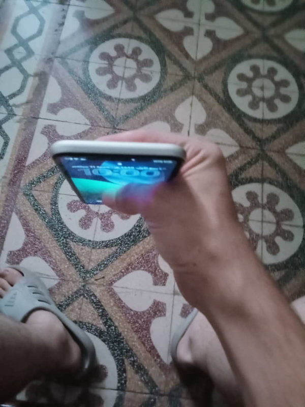 للبيع ايفون11عادي لون ابيض ذاكرة64 رامات4G