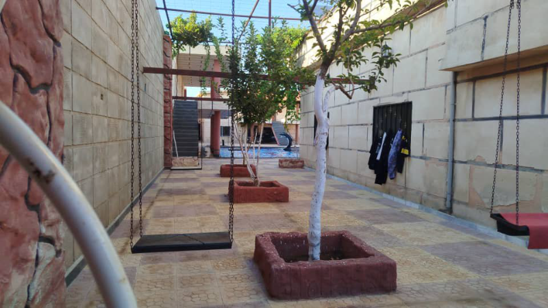 مزرعة تبعد عن المدينة ١٥ كم وعن الطريق ٥٠٠ م مفروشة فيها طاقة وبئر ماء