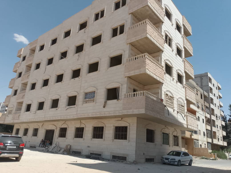 بناء مؤلف من خمس طوابق وقبو اشرفيه صحنايا
خلف مدرسة الباسل