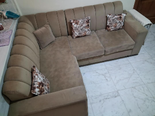 طقم كنب زاوية قطعتين و قطعتين مفردتين. خشب ماكن.