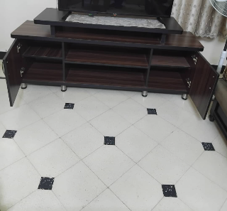 طاولة شاشة مع رفوف داخلية مستعملة سنة فقط...