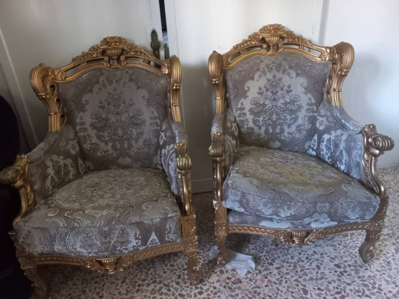 طقم كنبايات استيل ستة مفارد وثلاثية خشب زان بحالة جيدة